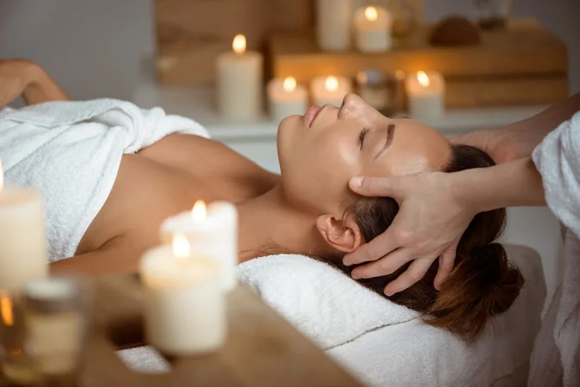 Massagem capilar à luz de velas
